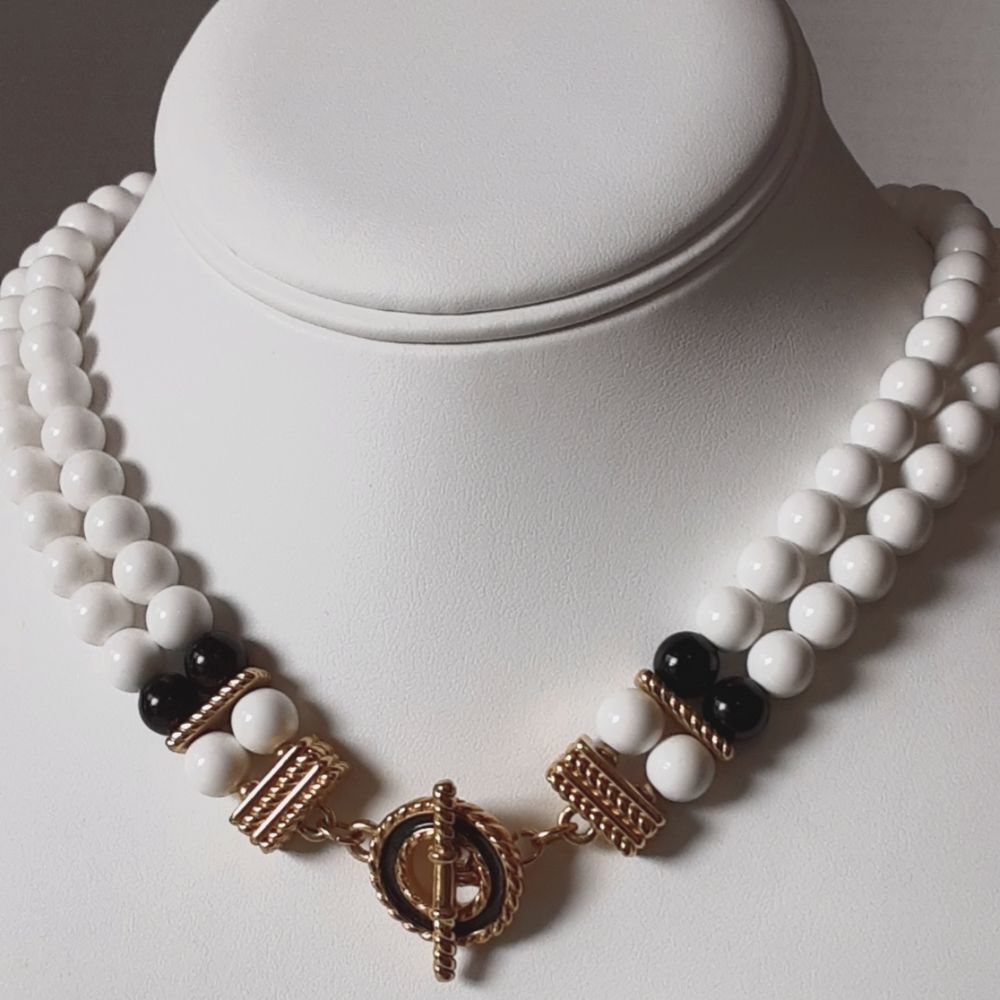 VTG 80's MONET WHITE BEADED BLACK ENAMEL GOLD TONE TOGGLE CHOKER 17"